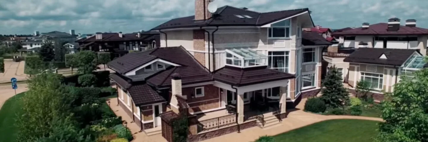 Кадр из 1 серии 1 сезона