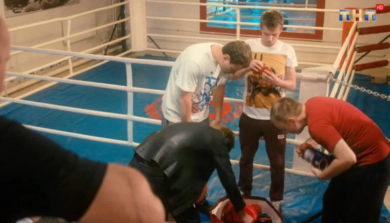 Момент из 1 серии 2 сезона